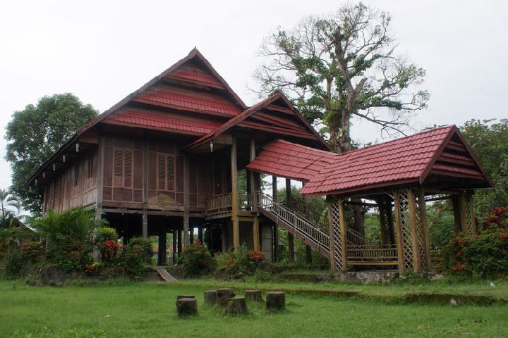 Rumah Adat Suku Luwuk