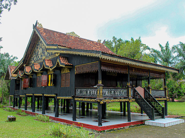 rumah panggung Kajang Lako