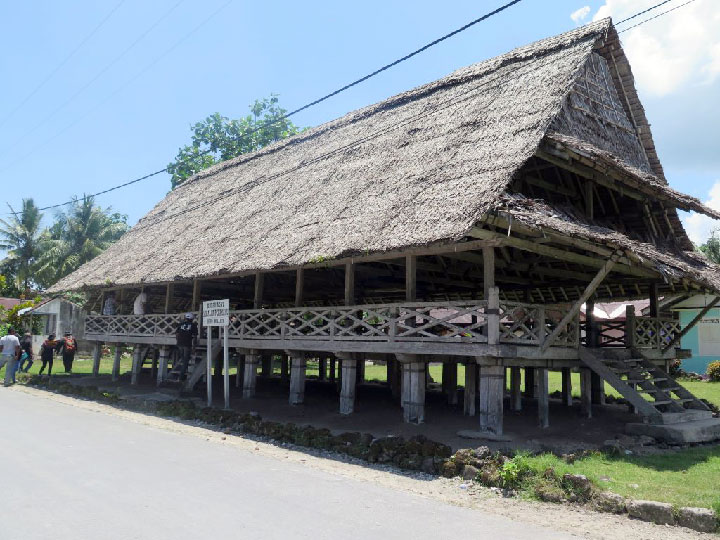 rumah adat baileo