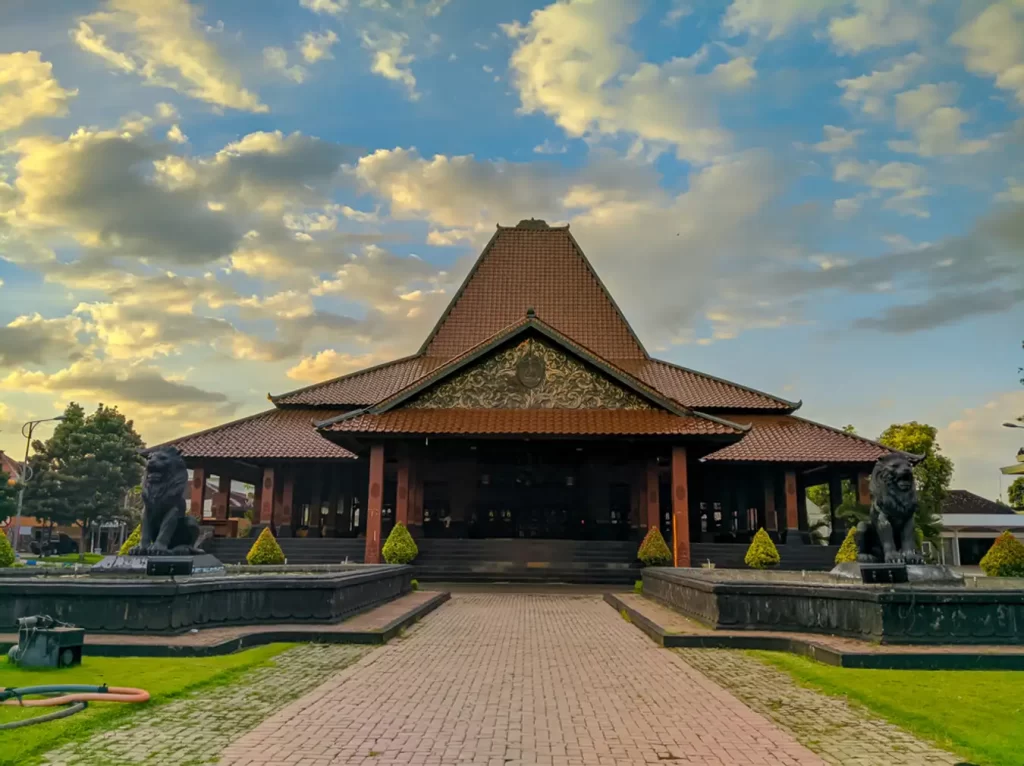 21 Nama Rumah Adat Jawa Beserta Gambar, Ciri Khas & Filosofi