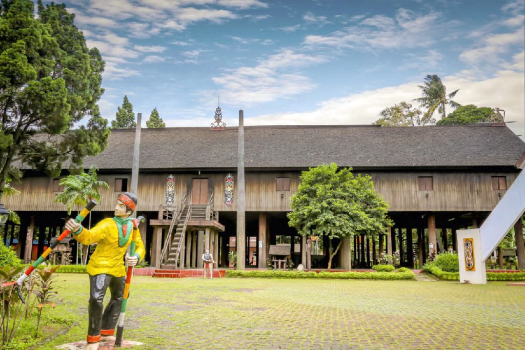 rumah adat kalimantan tengah