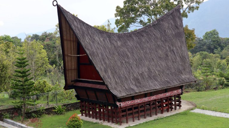 rumah adat sumatera utara