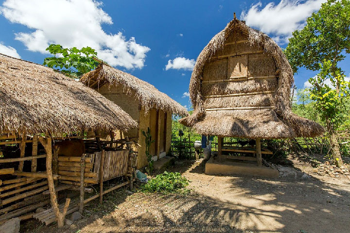 Rumah Adat Bale Lumbung