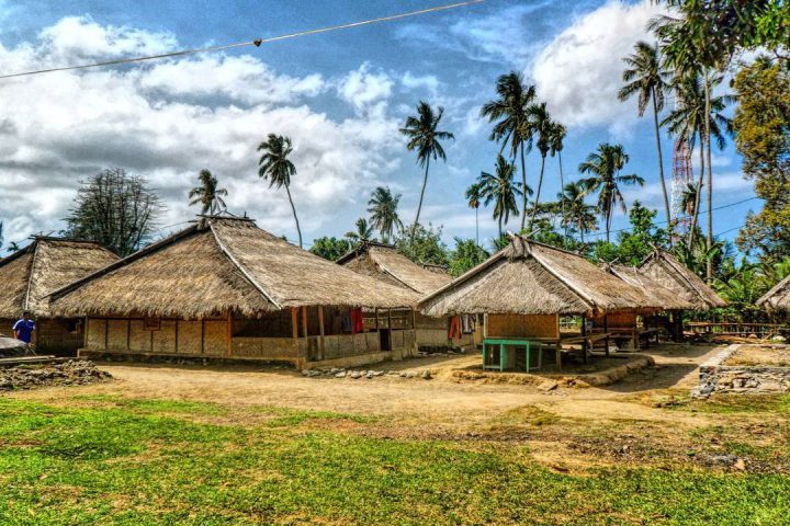 Rumah Adat Berugak Sekenam