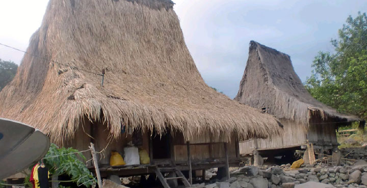 Rumah Adat Sao Ria Tenda Bewa Moni Koanara