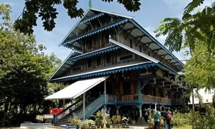 rumah adat banua tada