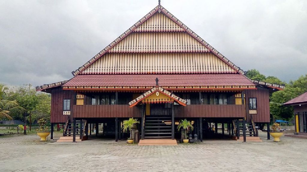 rumah adat sulawesi tenggara