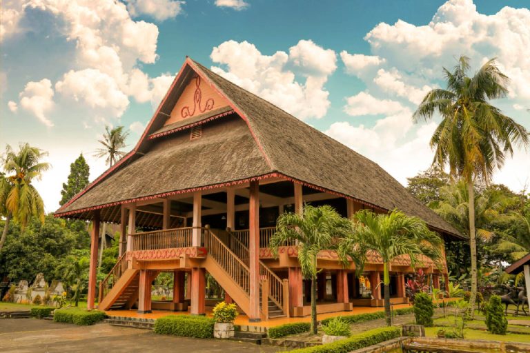 rumah adat sulawesi utara