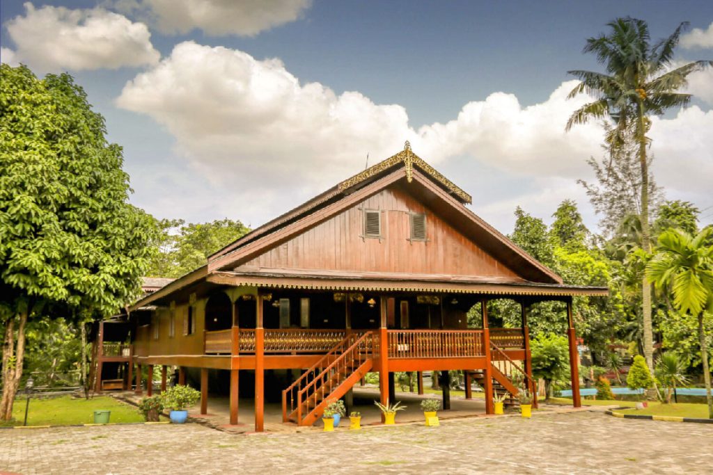 rumah adat sulawesi tengah