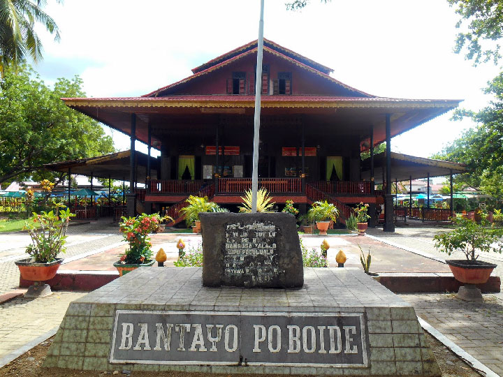 Rumah Adat Bantayo Poboide