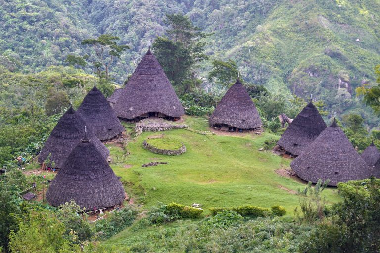 rumah adat mbaru niang ntt