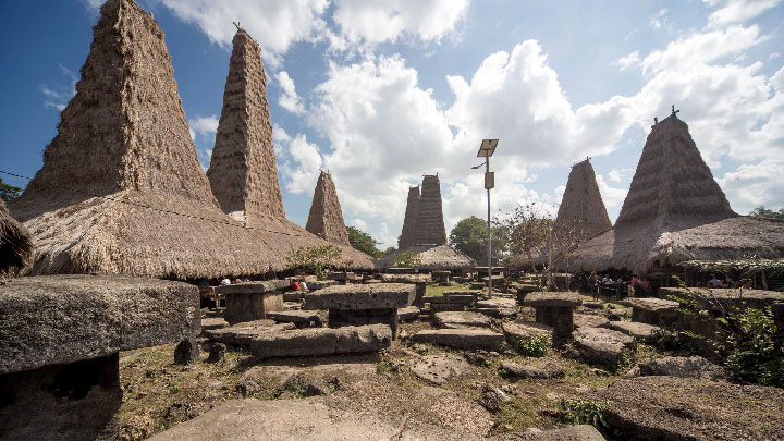 kubur batu rumah adat suku sumba