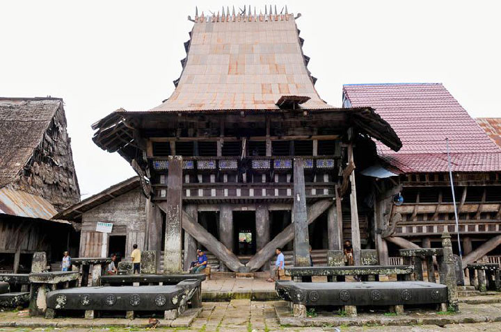 Rumah Adat Nias Selatan: Omo Sebua