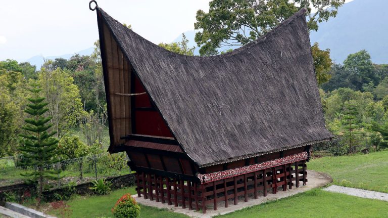 rumah bolon batak toba