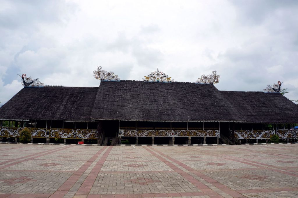 rumah lamin kalimantan timur