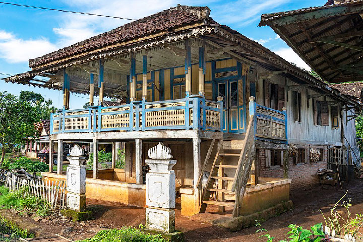 Rumah adat nuwo sesat Lampung