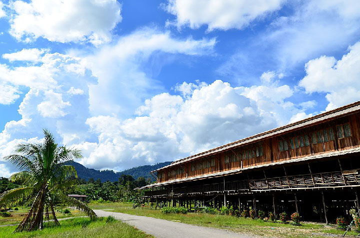 keunikan rumah panjang dayak kalimantan barat