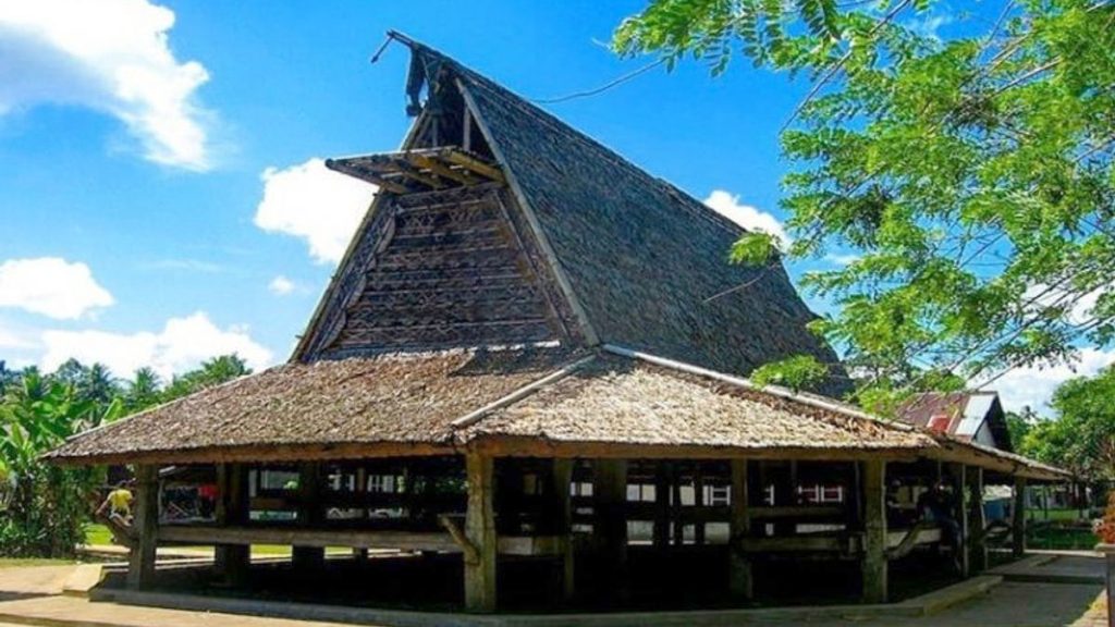 rumah adat sasadu halmahera