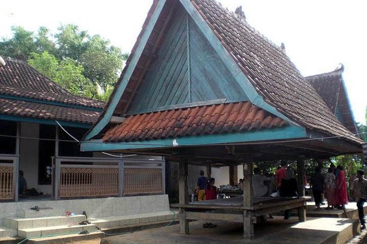 Rumah Adat Dhurung