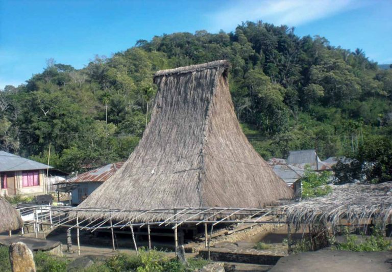 Rumah Adat Sao Ria Tenda Bewa Moni Koanara