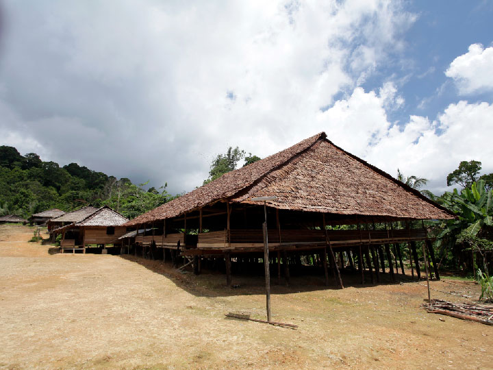 bentuk rumah baileo maluku tengah