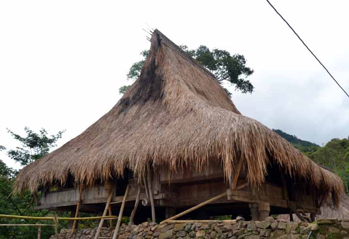 gambar rumah adat Sao Ria Tenda Bewa Moni Koanara