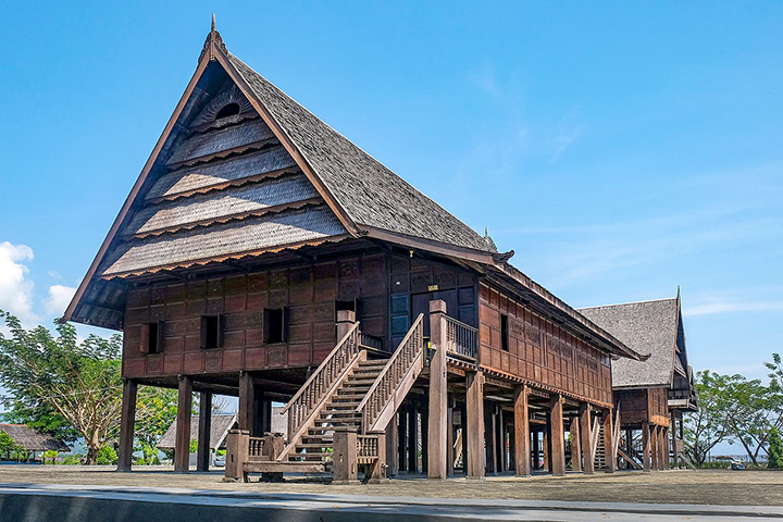 rumah adat Banoa Sibatang