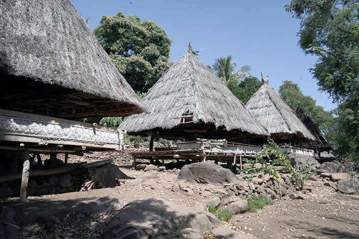 rumah adat Suku Alor