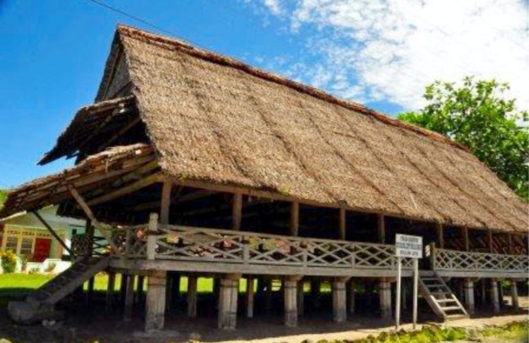 rumah adat baileo maluku tengah