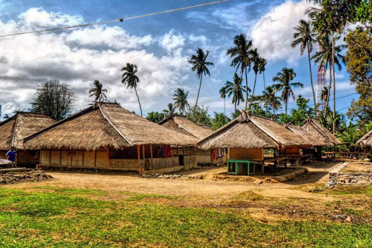 rumah adat berugak sekenam