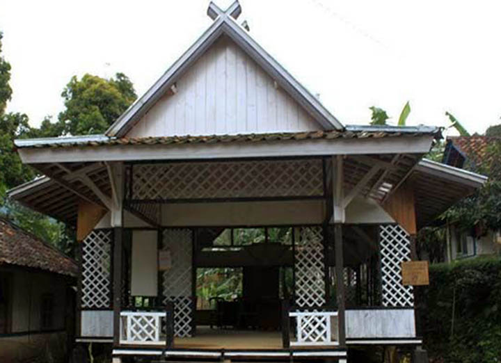 rumah adat jawa barat adalah