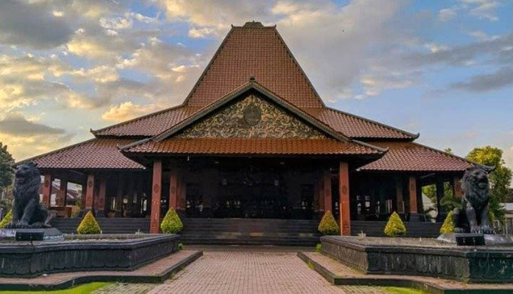 rumah adat jawa tengah adalah