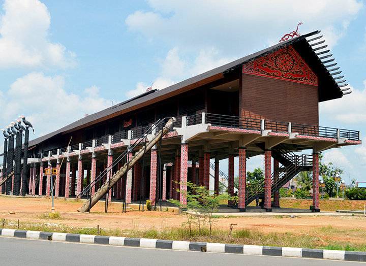 rumah adat kalimantan barat adalah