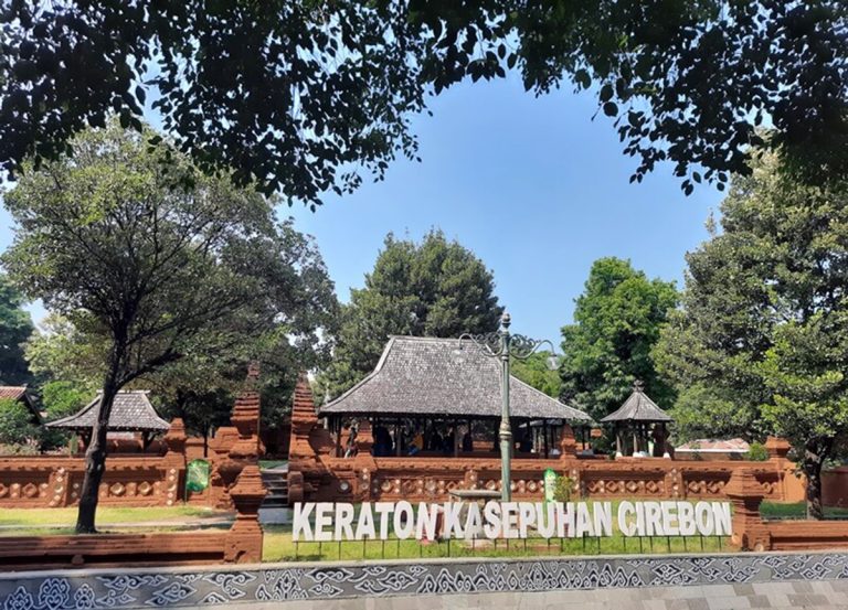 rumah adat kasepuhan cirebon jawa barat