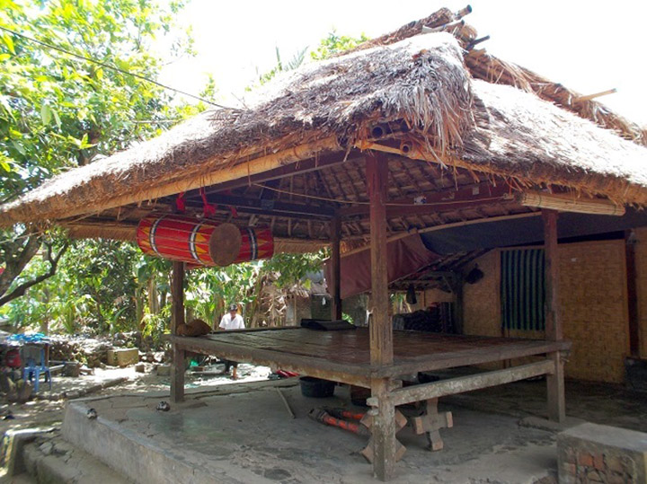 rumah adat suku sasak