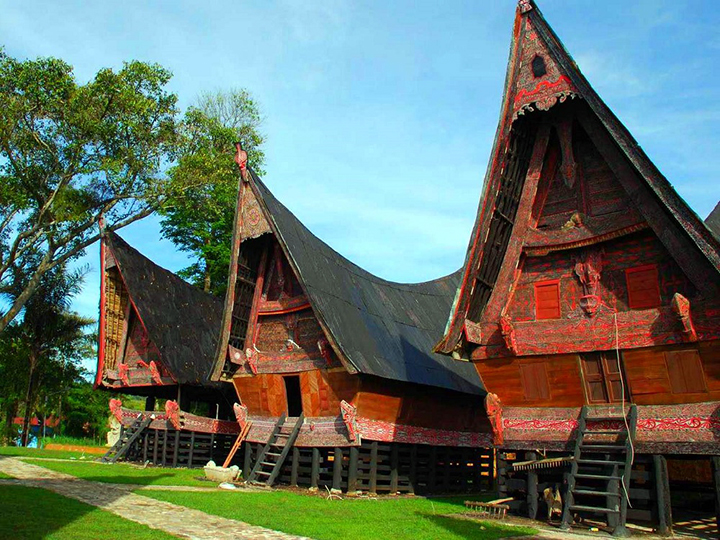 rumah adat sumatera utara bolon