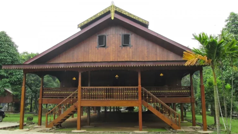 rumah adat walewangko sulawesi utara