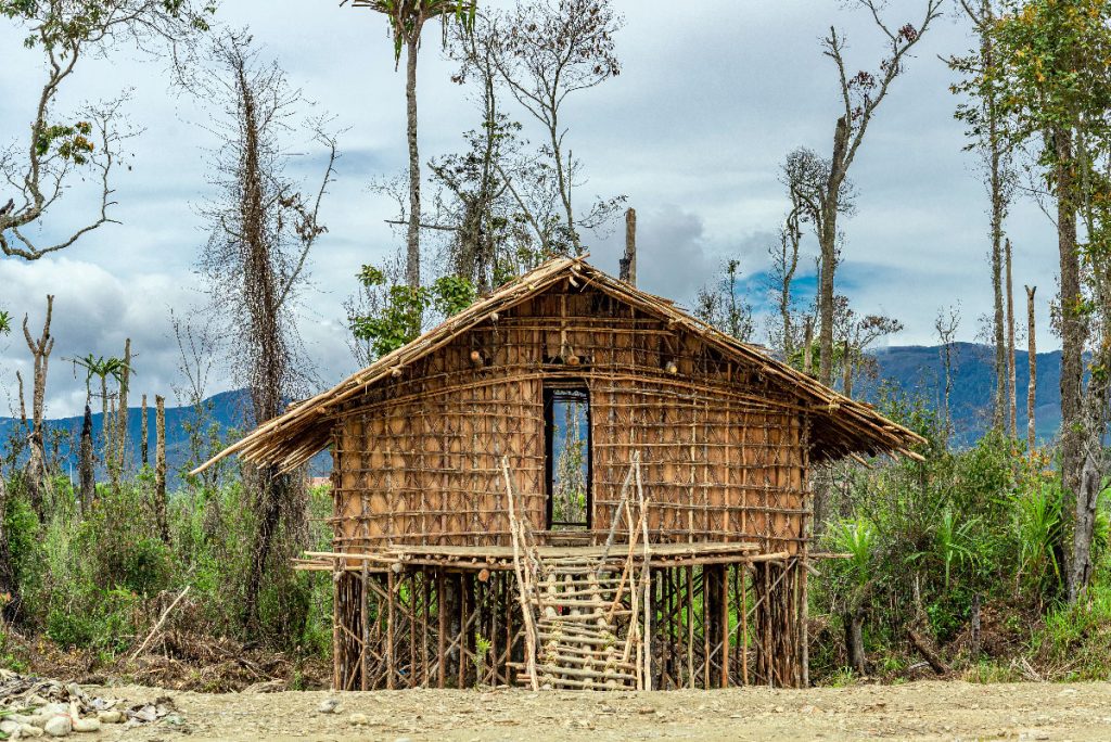 rumah adat kaki seribu manokwari papua barat