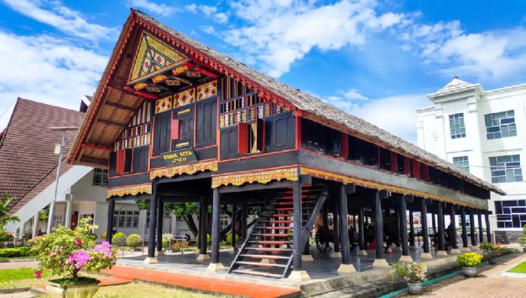 rumah adat krong bade aceh