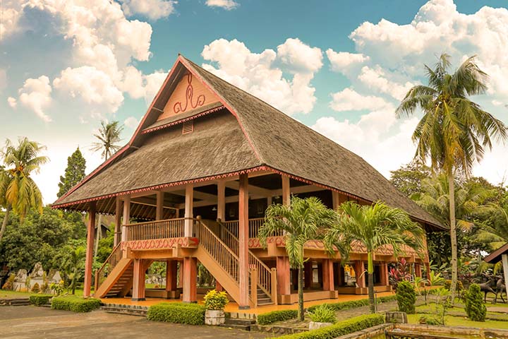 Rumah Adat Bolaang Mongondow dan penjelasannya