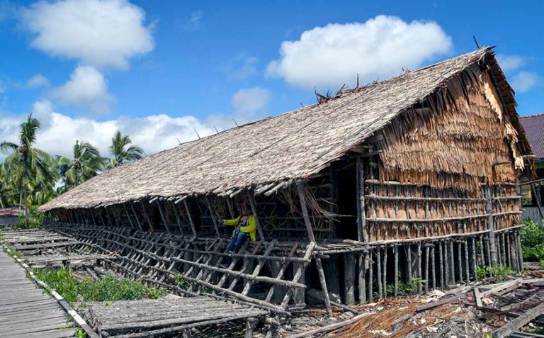 Rumah Jew merupakan rumah adat suku asmat