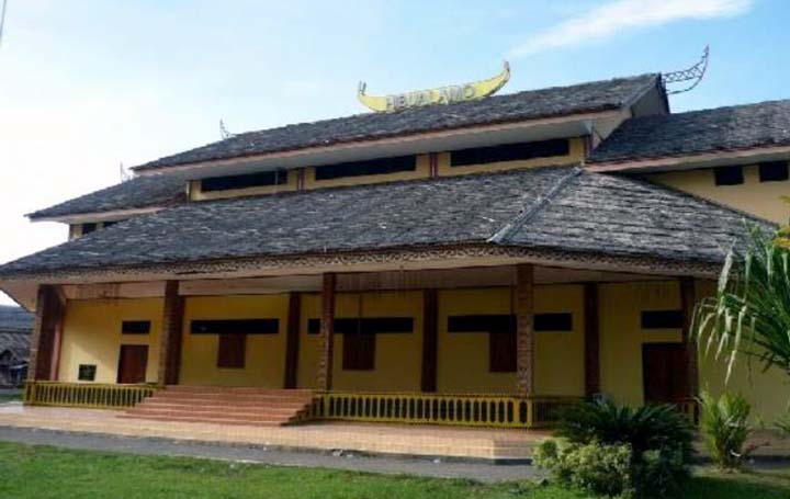 Rumah adat Maluku Hibualamo