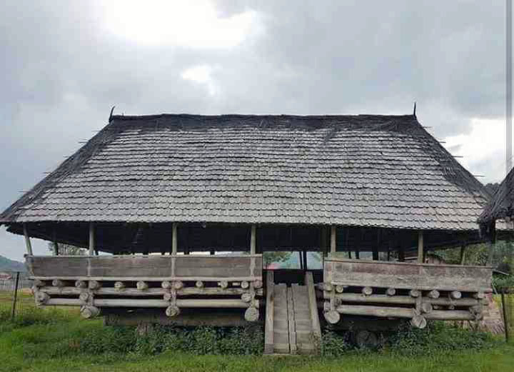 keunikan rumah adat lobo