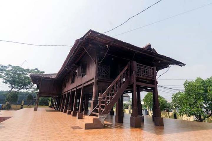 keunikan rumah panggung betawi