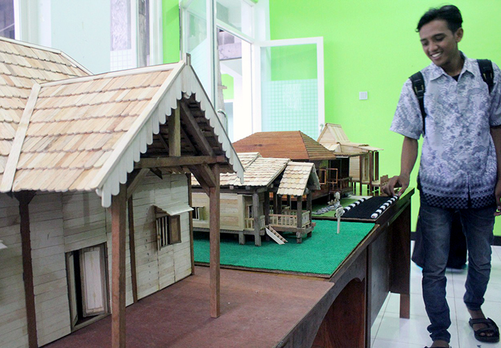 miniatur rumah adat sukadana