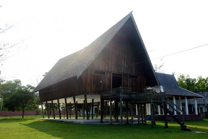 rumah adat kalimantan betang