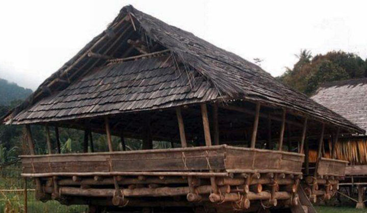 rumah adat lobo adalah