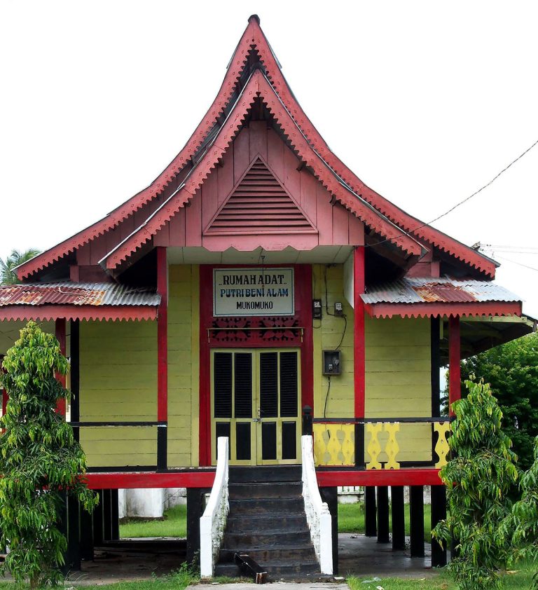 rumah adat mukomuko adalah