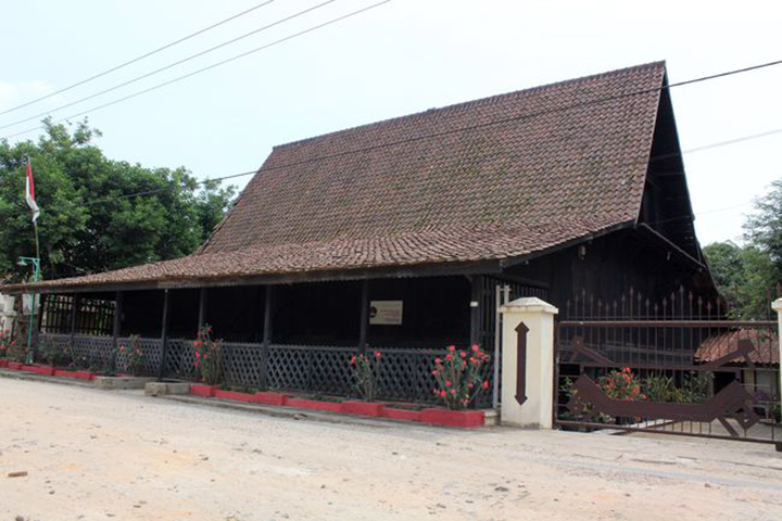 rumah adat sukadana adalah