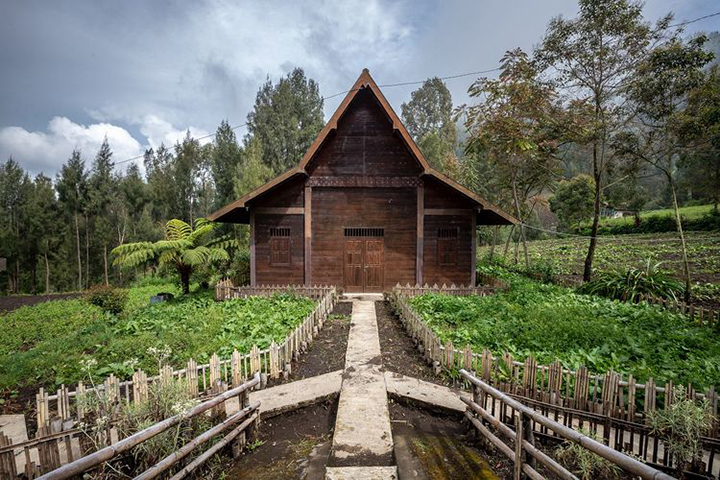 rumah adat suku tengger berasal dari provinsi